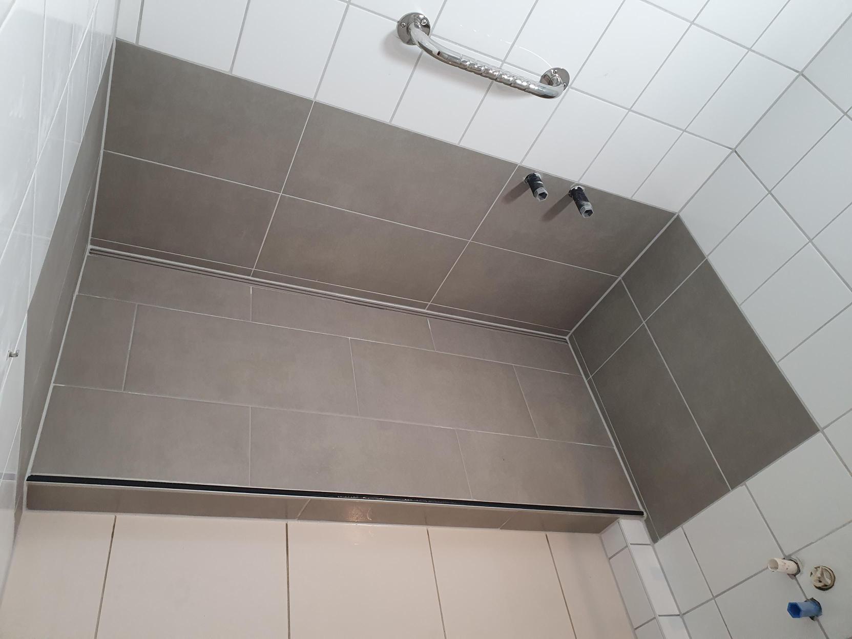 Fertig gefliester Duschbereich mit Ablaufrinne