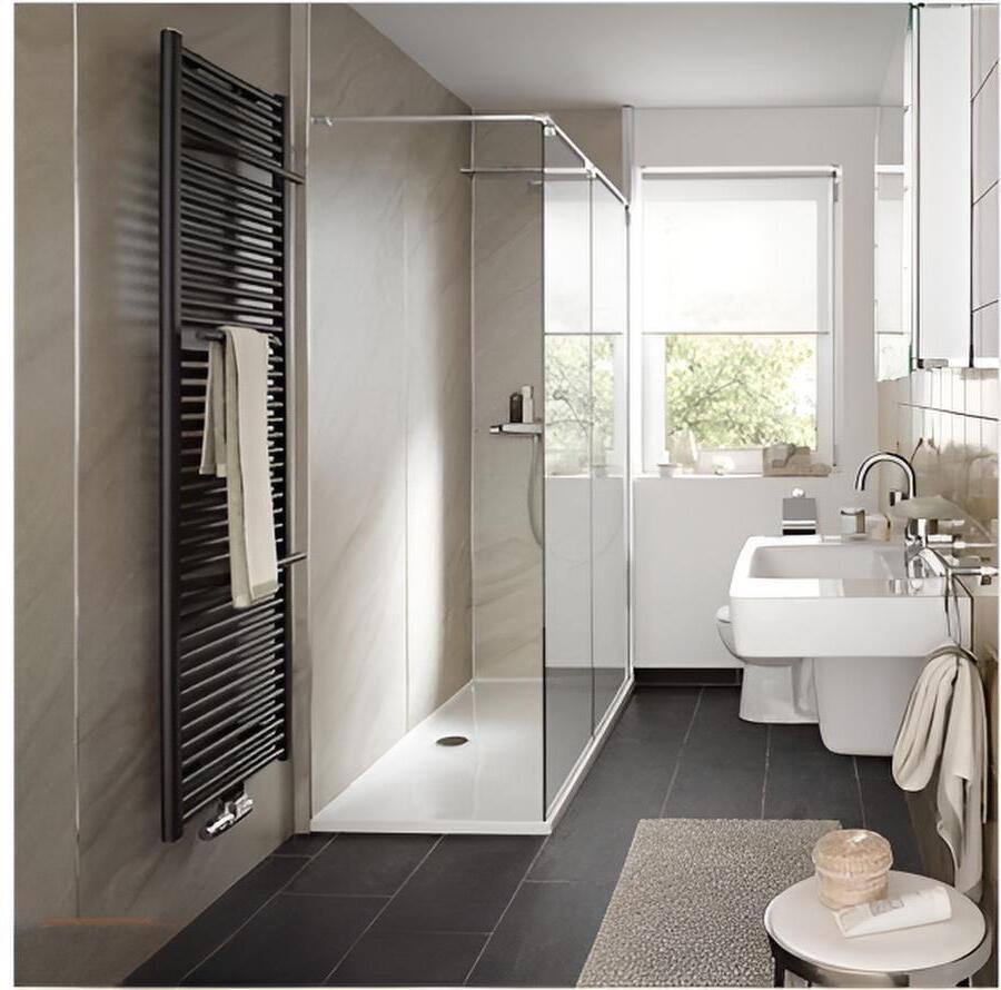 Fertig umgebautes altersgerechtes Bad mit bodengleicher Dusche.